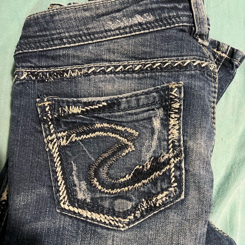 Silver jeans size 28 waist 33 length.